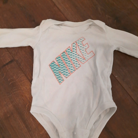 5-Piece Baby Nike Set - Picture 4 of 6